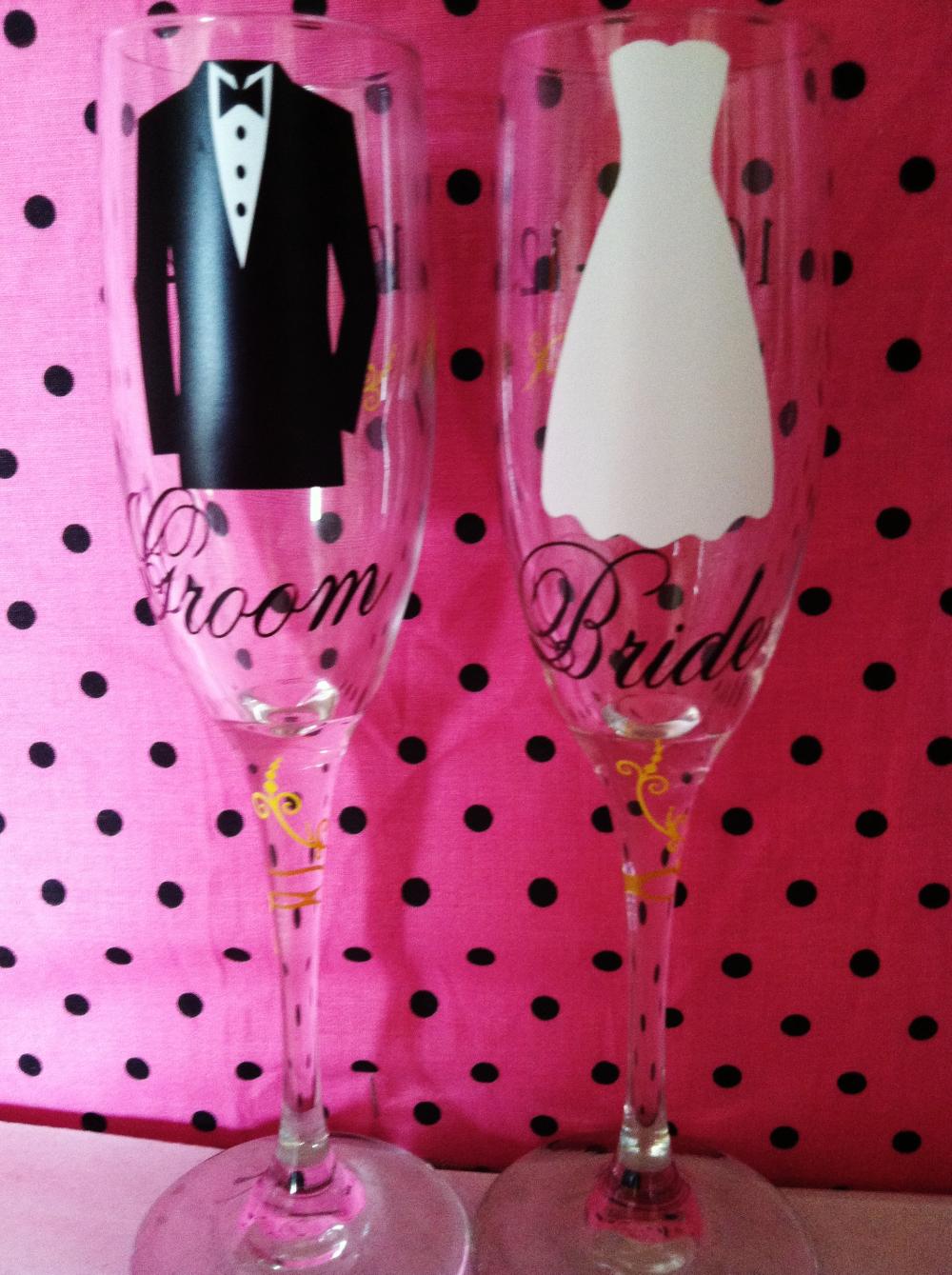 Bride And Groom Wedding Champagne Flutes. Personalized Set.
